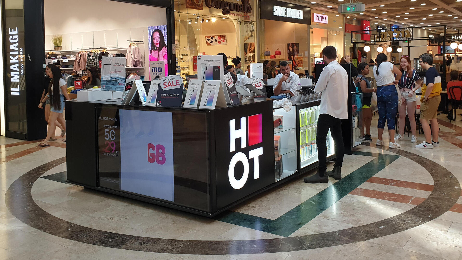 דוכן של הוט מובייל בקניון 2019