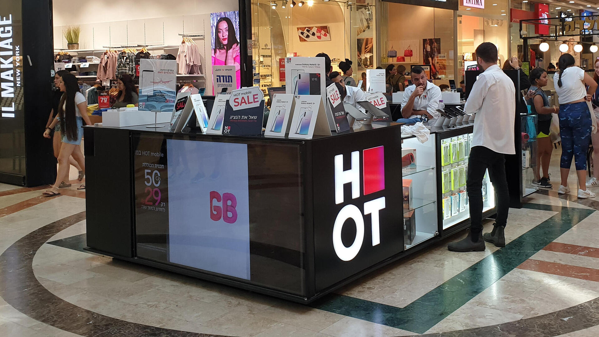 דוכן של הוט מובייל בקניון 2019