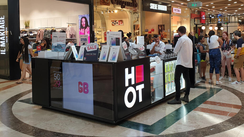 דוכן של הוט מובייל בקניון 2019
