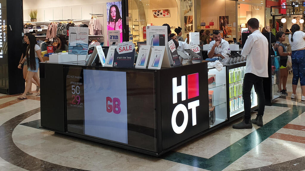 דוכן של הוט מובייל בקניון 2019