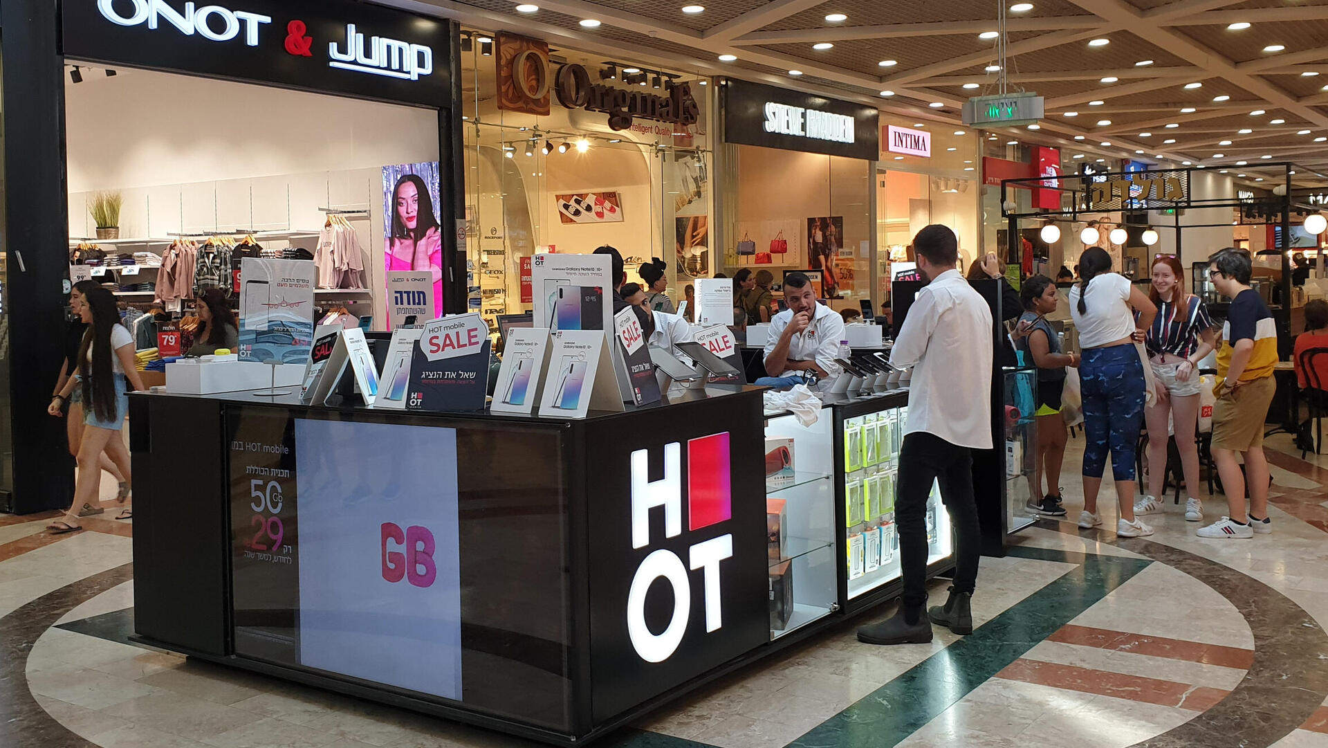 דוכן של הוט מובייל בקניון 2019