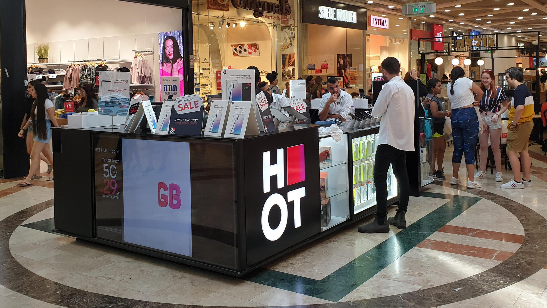 דוכן של הוט מובייל בקניון 2019