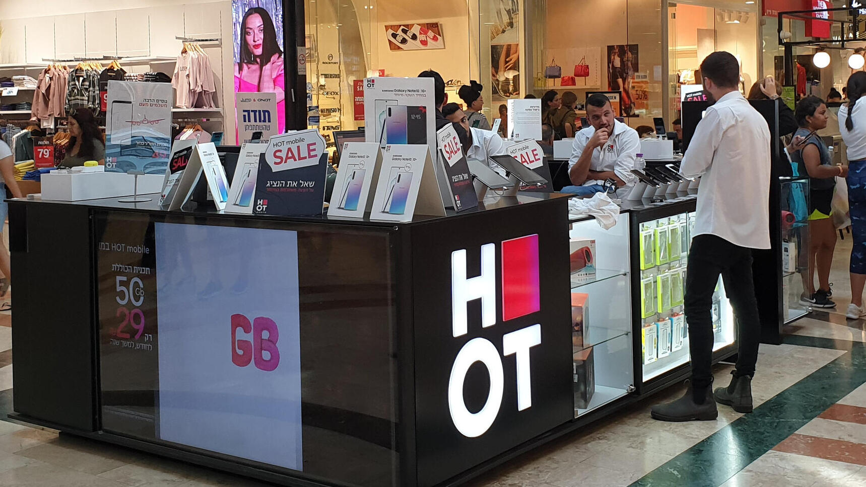 דוכן של הוט מובייל בקניון 2019