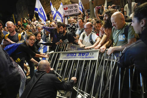 מהומות בהפגנה בירושלים, אמש, צילום: AP Photo/Ohad Zwigenberg