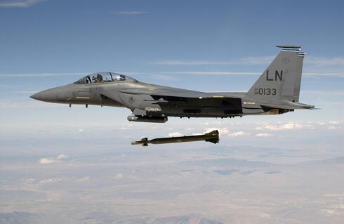 הטילים עפים רחוק יותר. F15E אמריקאי מטיל פצצת GBU28 מפצחת בונקרים, צילום: USAF