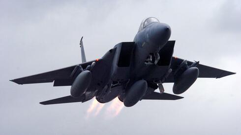 מטוס F15 אמריקאי עם שלושה מיכלי דלק נתיקים, צילום: USAF