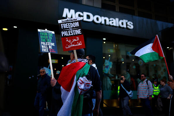 מפגינים פרו-פלסטינים ליד סניף של מקדונלד'ס במצעד בלונדון ב-30 במרץ