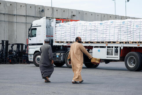 משאית סיוע הומניטרי במעבר כרם שלום (ארכיון), צילום: REUTERS/Carlos Garcia Rawlins
