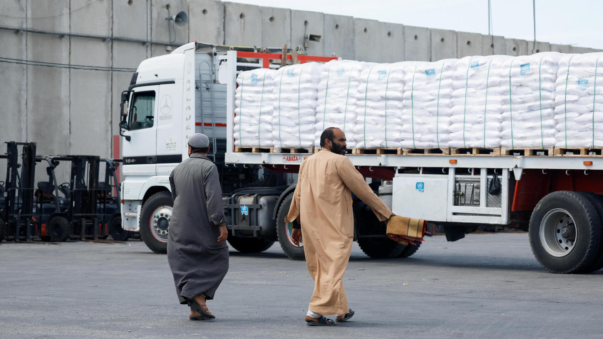משאיות סיוע הומניטרי במעבר כרם שלום