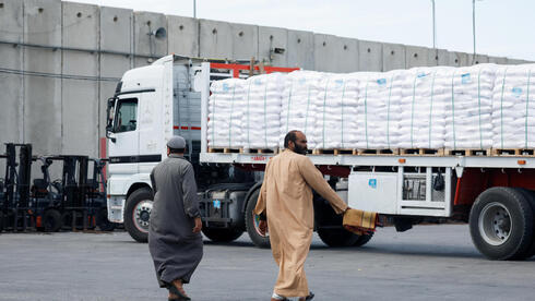 משאיות סיוע הומניטרי במעבר כרם שלום, צילום: REUTERS/Carlos Garcia Rawlins
