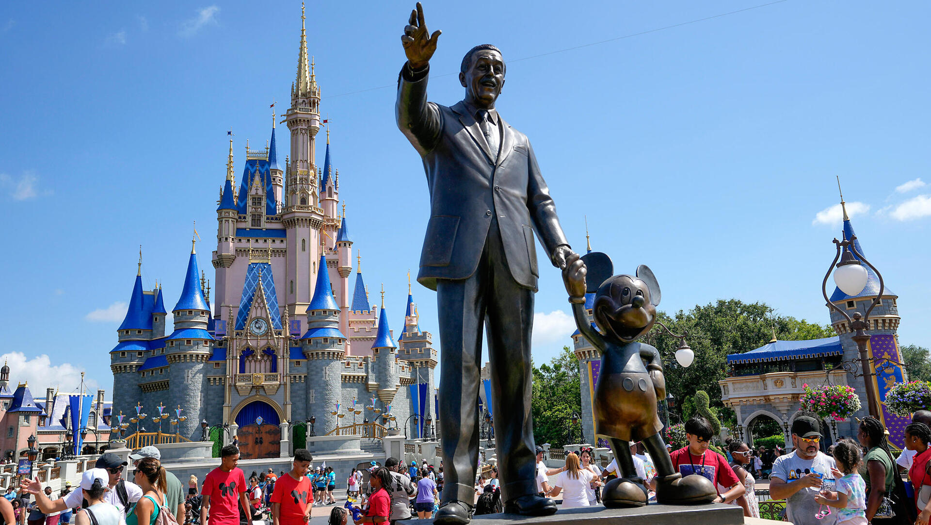 פסל של וולט דיסני ומיקי מאוס בממלכת הקסם פארק וולט דיסני וורלד בלייק בואנה ויסטה, פלורידה