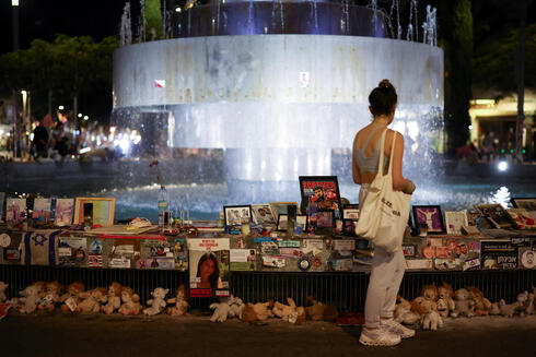 מיצג למען החטופים בכיכר דיזנגוף, תל אביב, צילום: REUTERS/Hannah McKay