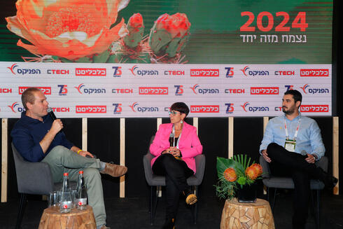 Einat Rom (center) of Amisragas and Yoni Hantis of Doral speaking with Calcalist's Amir Kurtz. 