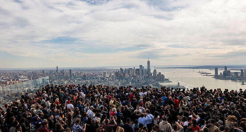 אנשים ב ניו יורק בארה"ב צופים ב ליקוי חמה אפריל 2024