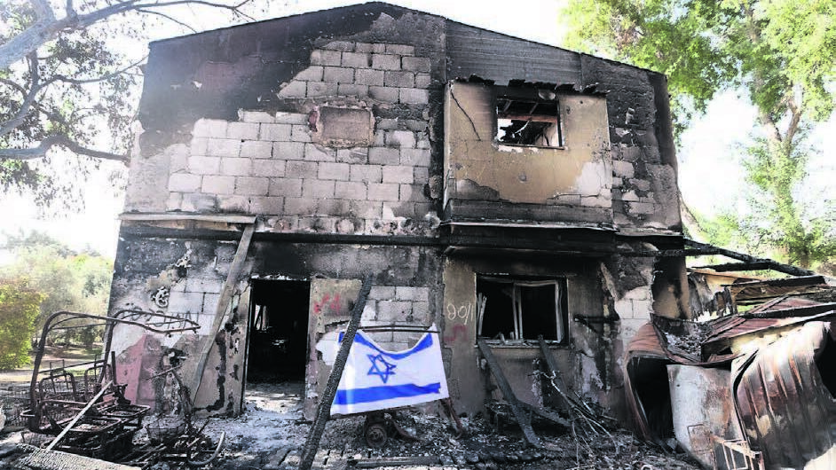 הרס בתים הרוסים שרופים ב קיבוץ בארי  התקפת 7 באוקטובר