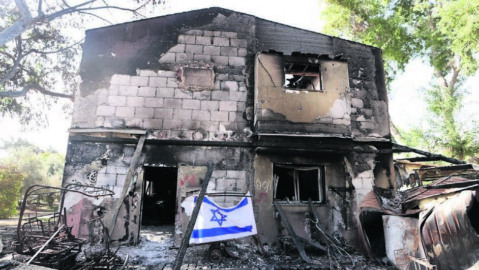 הרס בתים הרוסים שרופים ב קיבוץ בארי  התקפת 7 באוקטובר