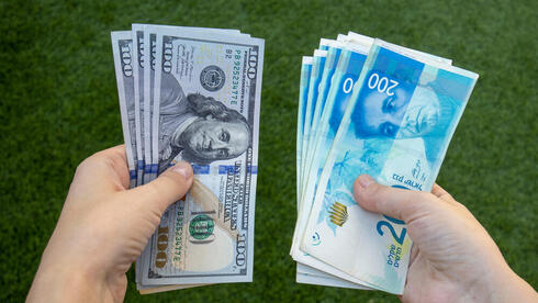 צילום: Igal Vaisman / Shutterstock התעשיינים ארזו מזוודות: חולשת הדולר העבירה את הייצור לחו"ל
