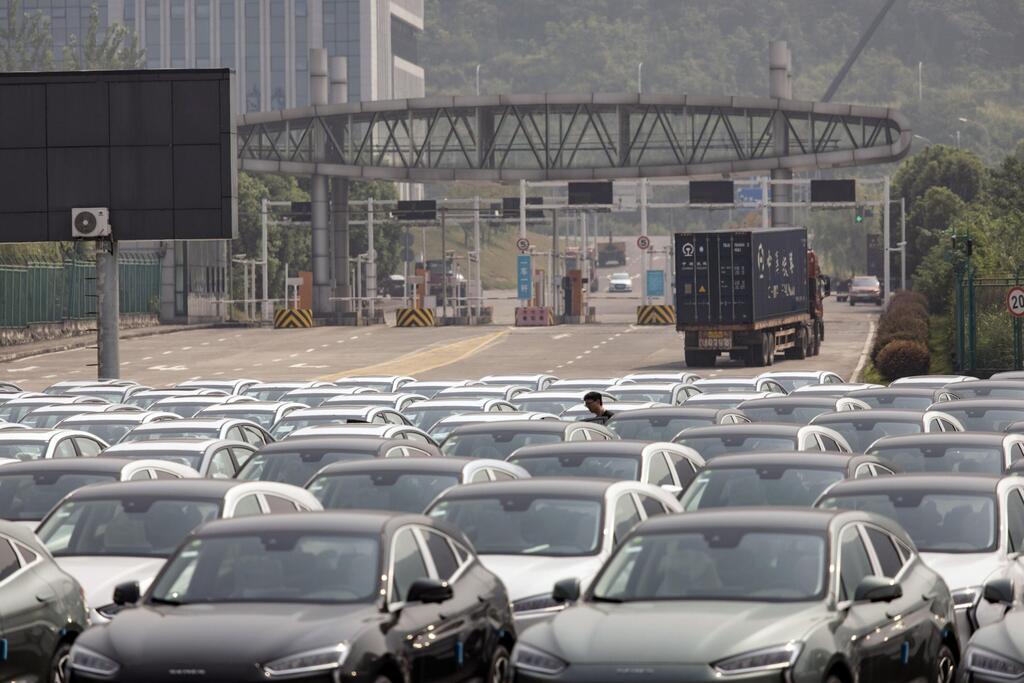 מכוניות סיניות סין ממתינות לשילוח במתקן בעיר צ'ונגקינג