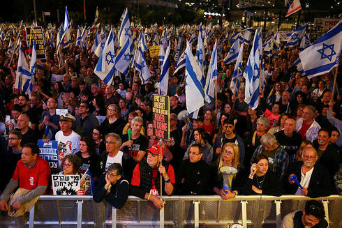 מפגינים בכיכר החטופים בת"א, הערב, צילום: REUTERS/Hannah McKay
