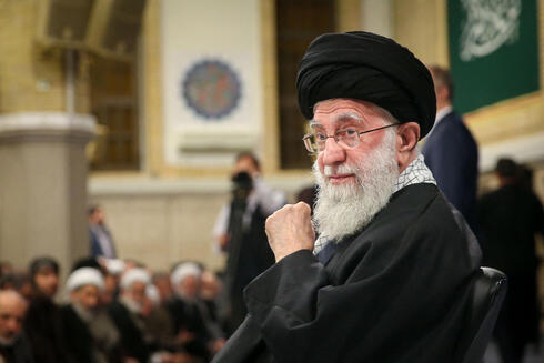 המנהיג העליון של איראן עלי חמינאי. מתעלם מכך שהיתה פגיעה מינורית, צילום: KHAMENEI.IR / AFP