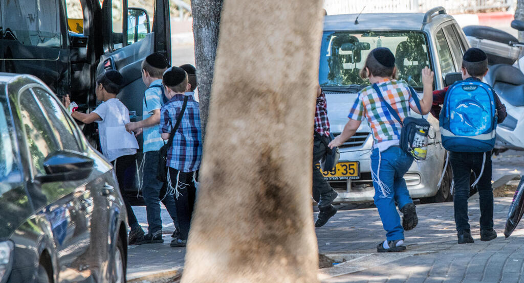 ילדים חרדים מירושלים הולכים ללמוד בתקופת הקורונה למרות הסגר