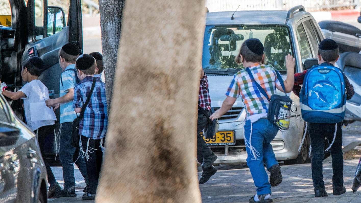 ילדים חרדים מירושלים הולכים ללמוד בתקופת הקורונה למרות הסגר