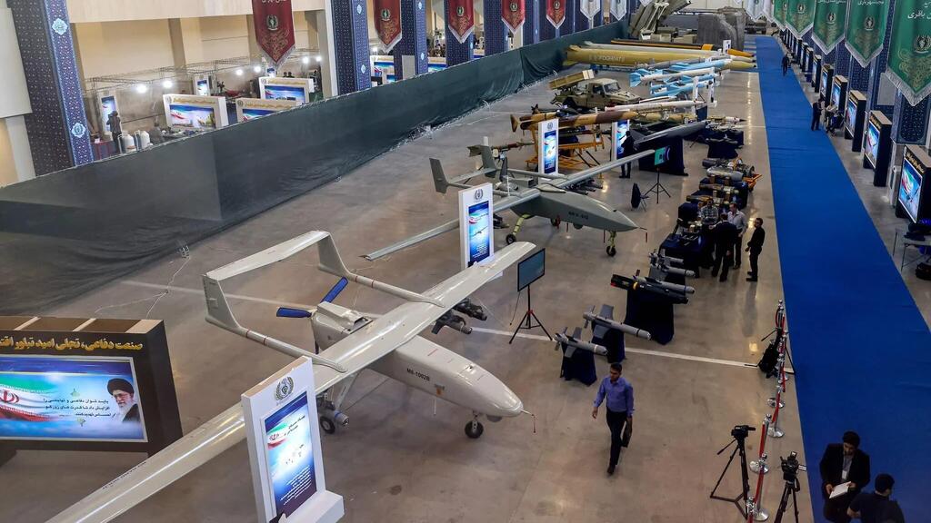 כטב"מים וטילים איראניים מוצגים בתערוכת נשק בטהרן (צילום: Atta Kenare/AFP) כטב"מים וטילים איראניים מוצגים בתערוכת נשק בטהרן צבא איראן