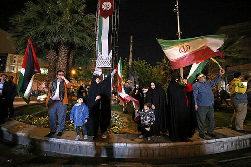 איראנים חוגגים בטהרן, צילום: ATTA KENARE / AFP