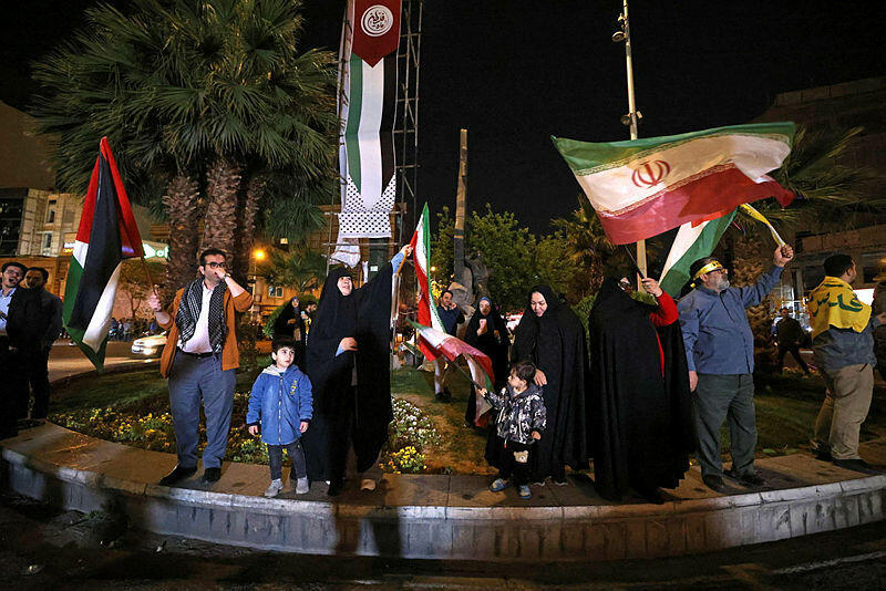 איראן מתקפה איראנית אנשים חוגגים ב טהרן לאחר שיגור טילים וכטב"מים לישראל 14.4.24