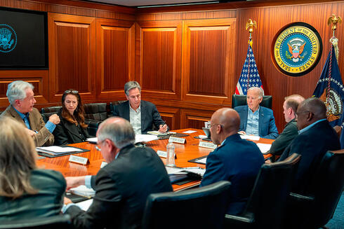 הנשיא ביידן ומזכיר המדינה בלינקן בחדר המצב בבית הלבן בעת התקפת הטילים, צילום: WHITE HOUSE / AFP
