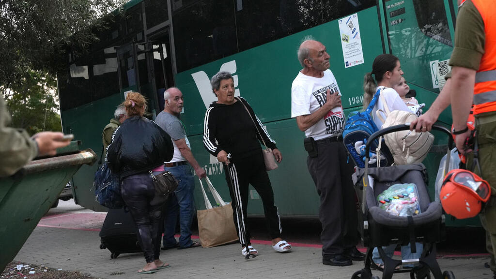 פינוי תושבי קריית שמונה בתקופת המלחמה (ארכיון) (צילום: אפי שריר) פינוי תושבים של קריית שמונה ל פני אוטובוסים פינוי תושבים מ קריית שמונה ב עקבות ה מצב ה בטחוני ב עקבות ה מלחמה ב עזה ו ב לבנון