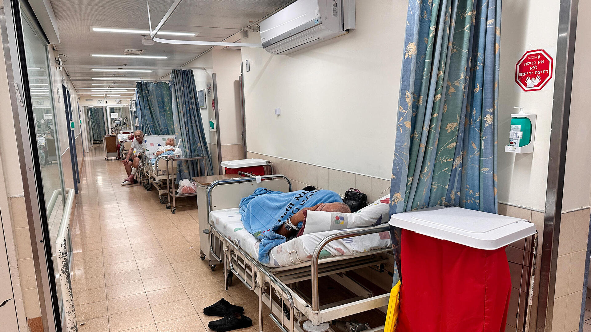 עומס ו צפיפות ב חדר מיון ב בית חולים וולפסון ב חולון