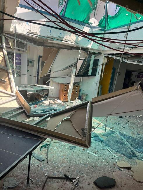 הנזק במתנ"ס בערב אל-עראמשה מירי טיל נ"ט, צילום:גיל נחושתן