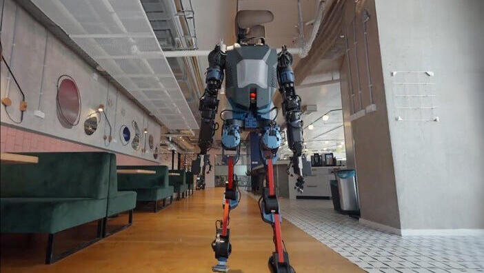 מנטיבוט רובוט דמוי אדם מציית לפקודות אמנון שעשוע בינה מלאכותית 