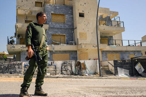 בניין בקריית שמונה שנפגע מרקטה של חיזבאללה, צילום: lexi J. Rosenfeld/Getty Images
