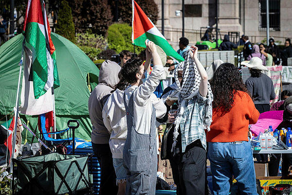 סטודנטים פרו פלסטינים מפגינים באוניברסיטת קולומביה, צילום: AP Photo/Stefan Jeremiah