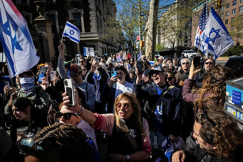 מפגינים פרו ישראלים ב אוניברסיטת קולומביה אחרי שנחסמה כניסתו של פרופ' שי דוידאי לאוניברסיטה 22.4.24