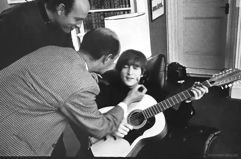 ג'ון לנון עם הגיטרה האקוסטית בסט של הסרט Help מכירה פומבית