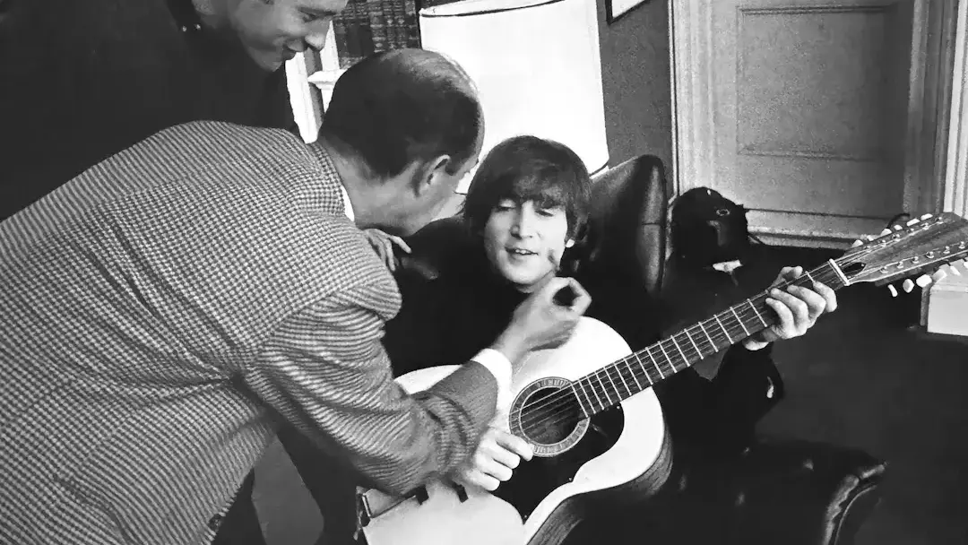 ג'ון לנון עם הגיטרה האקוסטית בסט של הסרט Help מכירה פומבית