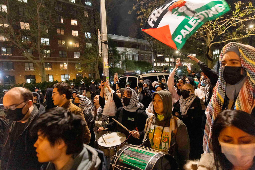 סטודנטים באוניברסיטת קולומביה משתתפים מחאה נגד ישראל ב פרו-פלסטיני University students participate in an ongoing pro-Palestinian 