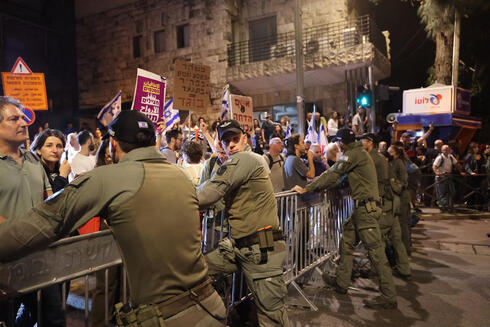 ההפגנה בירושלים נגד הממשלה בתחילת אפריל. בן ש"ך היה אחד המארגנים, צילום: אלכס קולומויסקי