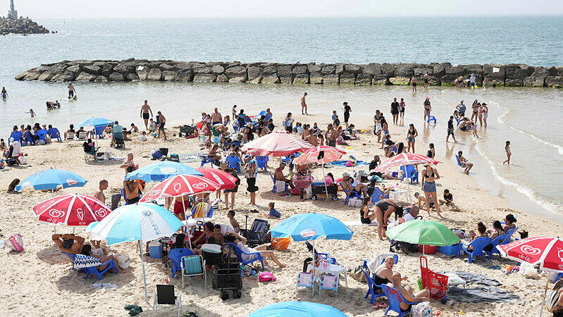 גם חום שרב מבלים ב חוף הים ב אשקלון 24.4.2024