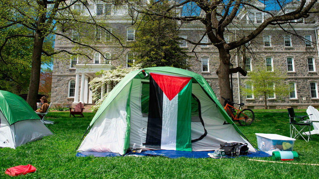 סטודנטים באוניברסיטת קולומביה משתתפים מחאה נגד ישראל ב פרו-פלסטיני University students participate in an ongoing pro-Palestinian 
