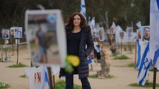 שריל סנדברג בביקור באתר ההנצחה לנרצחים במסיבת נובה מתוך הסרט "זעקות ואז שתיקה" 