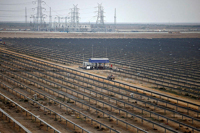 פאנלים סולאריים בפארק האנרגיה הירוקה הענק שמקימה קבוצת אדאני בהודו