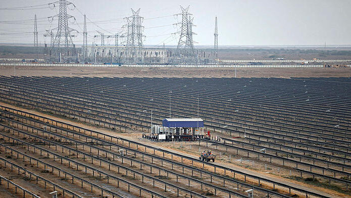 פאנלים סולאריים בפארק האנרגיה הירוקה הענק שמקימה קבוצת אדאני בהודו