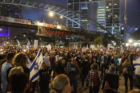 מפגינים למען החזרת החטופים בתל אביב, צילום: מוטי קמחי