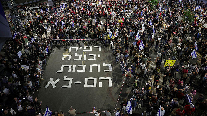 מפגינים למען החזרת ה חטופים בתל אביב 29.4.24