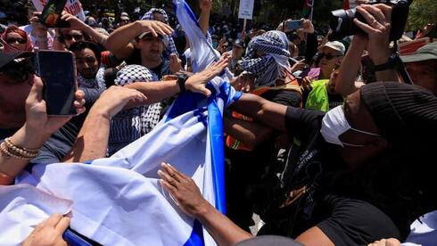 עימות אלים בקמפוס של UCLA בין מפגינים פרו-פלסטינים ופרו-ישראלים