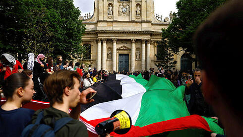 פריז: המשטרה פינתה סטודנטים פרו-פלסטינים שהפגינו באוניברסיטת סורבון